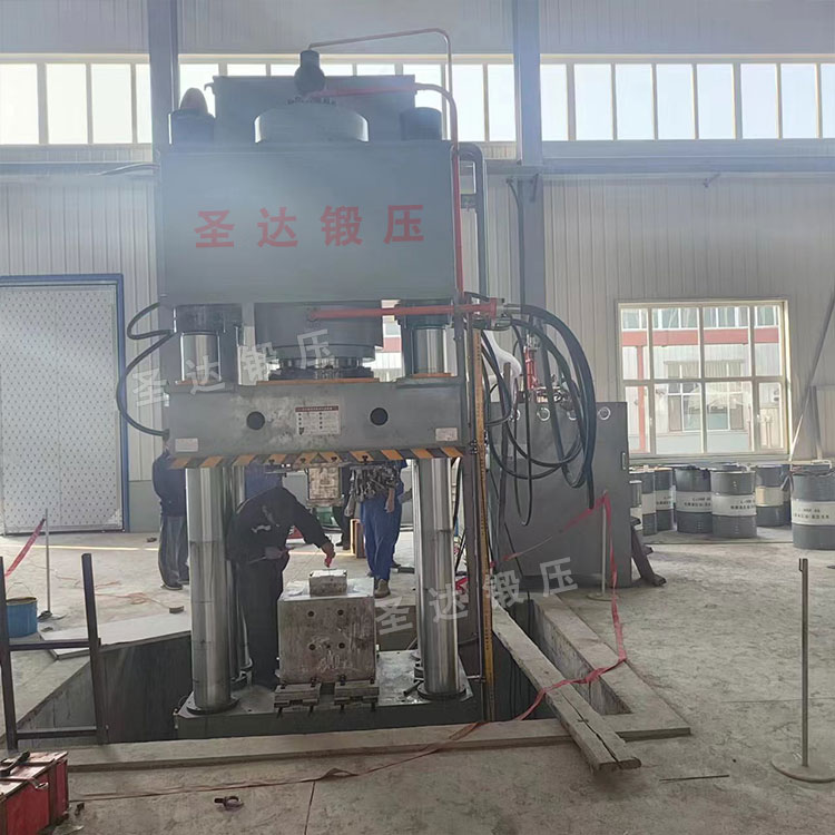 800噸匣缽液壓機(jī)客戶(hù)現(xiàn)場(chǎng)